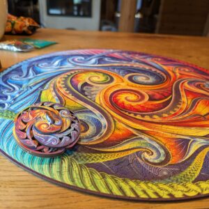 UNIDRAGON Mandala Spiral Incarnation Holzpuzzle fertig gelegt mit Yin-Yang-Bonus auf Holztisch